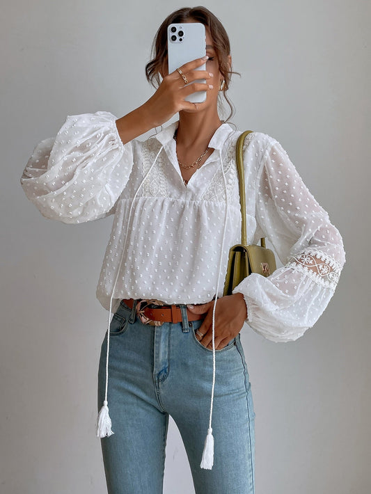 Bluzo kun punktoj, brodita retŝtofo, enmetaĵo, lanternaj manikoj, kvasto, rubando