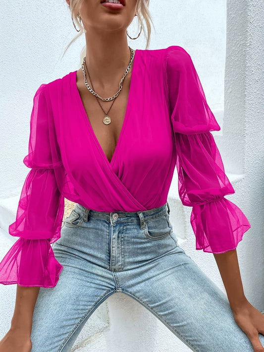 Tutkorpa vesto kun kontrasta retŝtofo, kuntiritaj falbalmanikoj