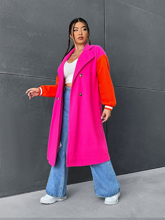 Plus-granda mantelo kun kolorblokado, falintaj ŝultroj kaj duoblaj butonumitaj fendoj