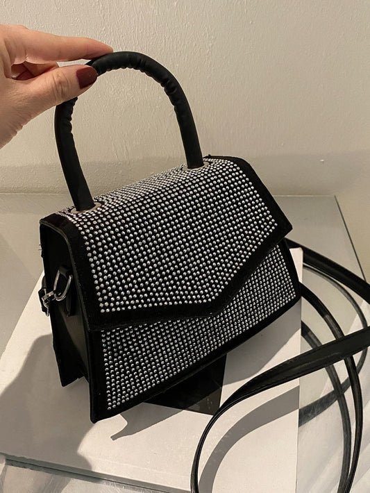 Kvadrata sako kun mini-ŝtopila ornamaĵo, klapo