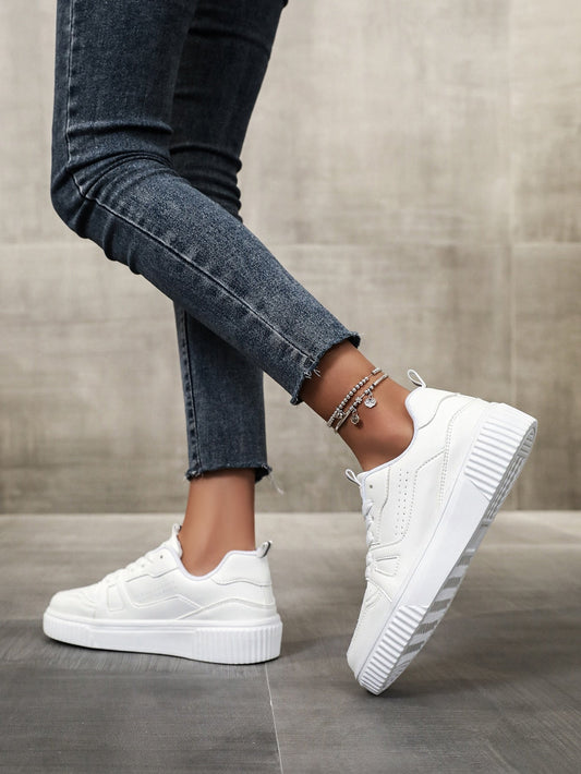 Virinaj glitkuradaj ŝuoj kun litera grafikaĵo, antaŭa rimeno, neformala sporta subĉiela stilo