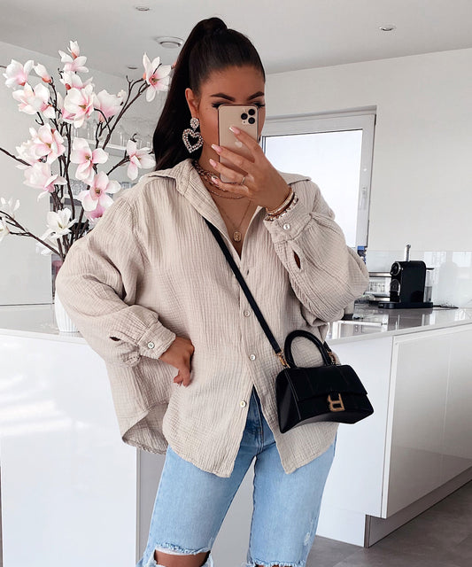 Supergranda muslina bluzo Freya flavgriza mallonga.