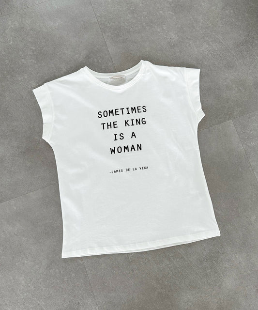 La reĝo de T-ĉemizoj estas virino